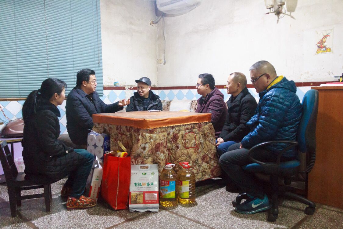 蔚成波慰问万南公司困难职工、.jpg
