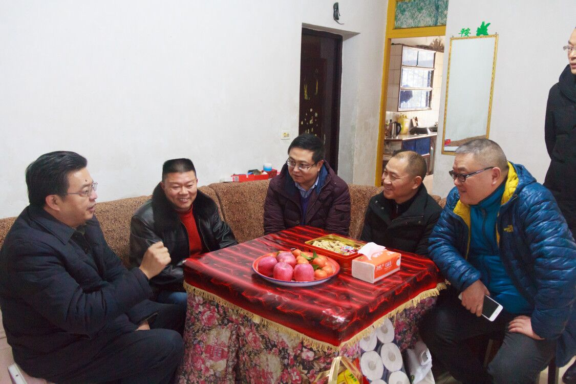 蔚成波慰问万南公司困难党员.jpg