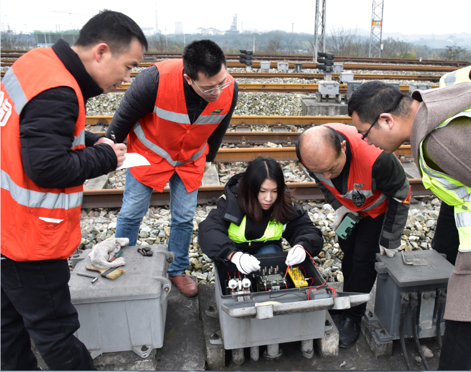 市铁路集团产业公司加强节前设备检修(发).png